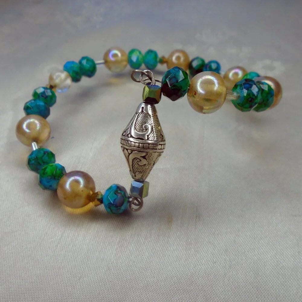 Green Bangle NEW Design, One of a kind " ZIG-ZAG " Bracelet with Sparkle - Picture 4 of 10